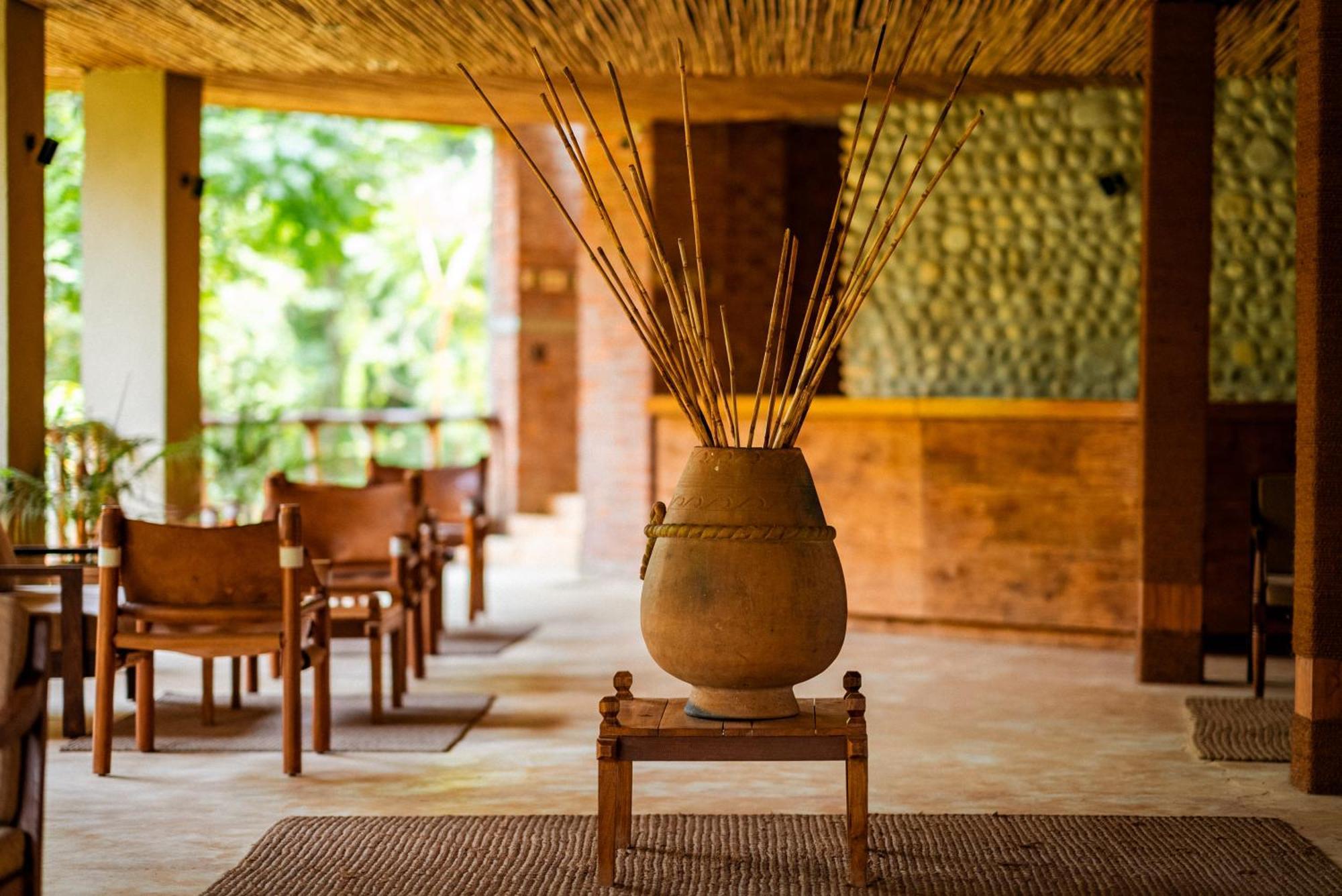 Sanctuary Chitwan National Park Hotell Exteriör bild