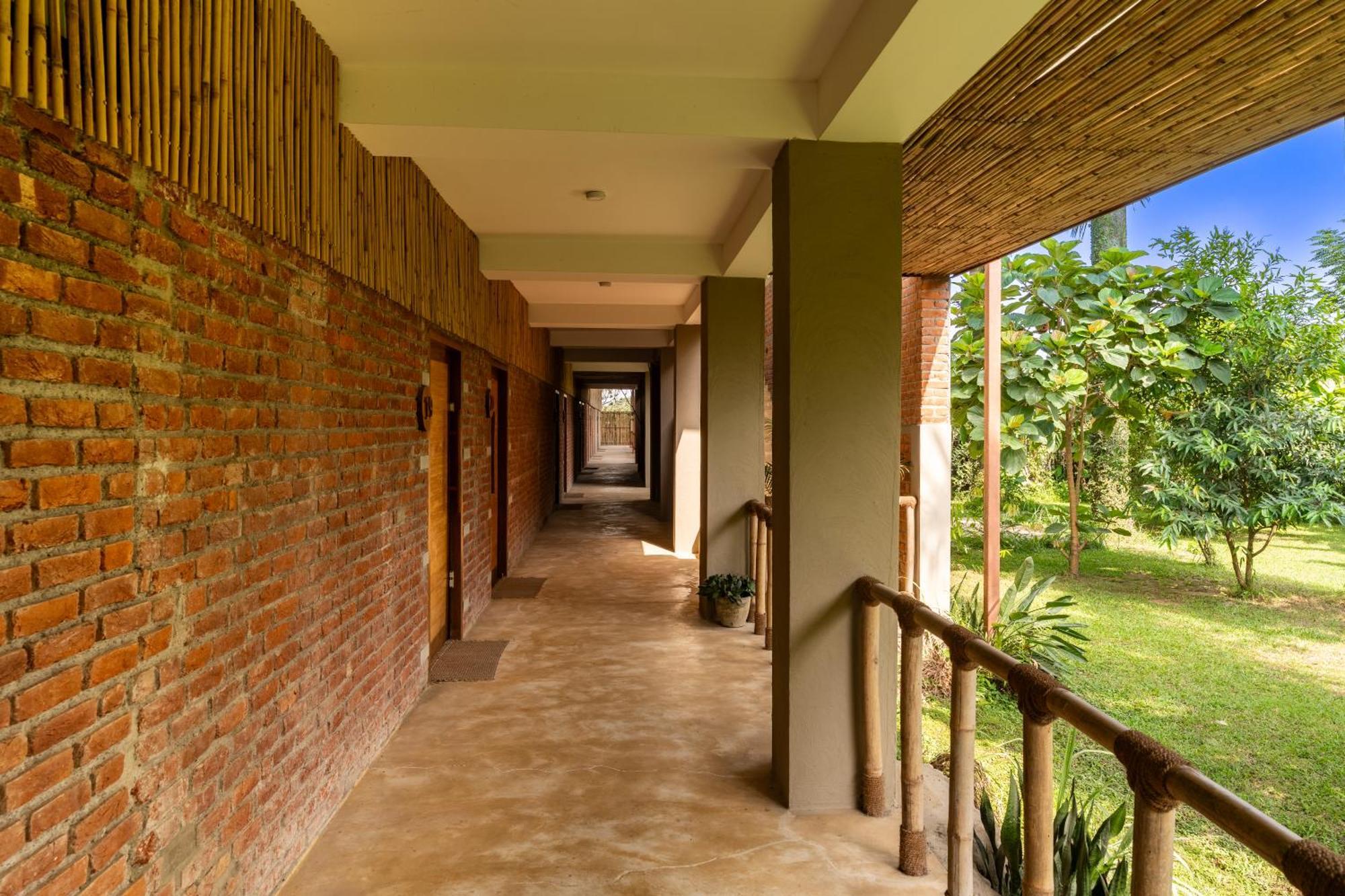 Sanctuary Chitwan National Park Hotell Exteriör bild