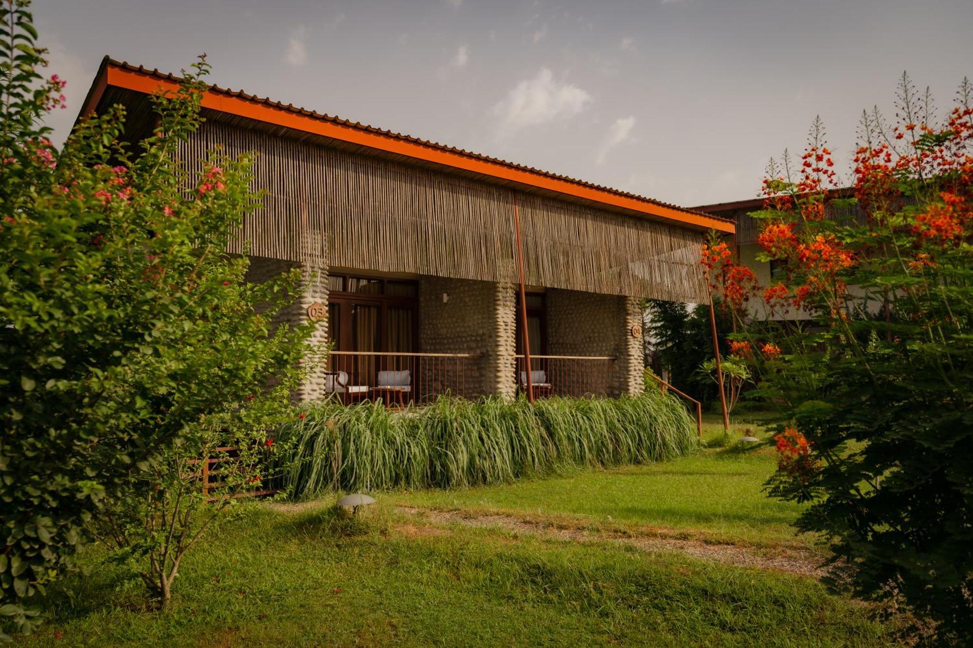 Sanctuary Chitwan National Park Hotell Exteriör bild