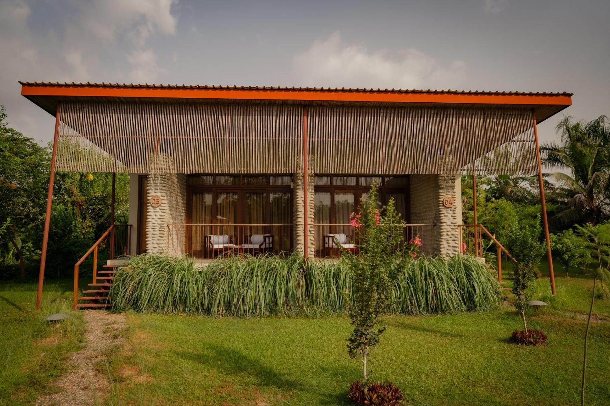Sanctuary Chitwan National Park Hotell Exteriör bild