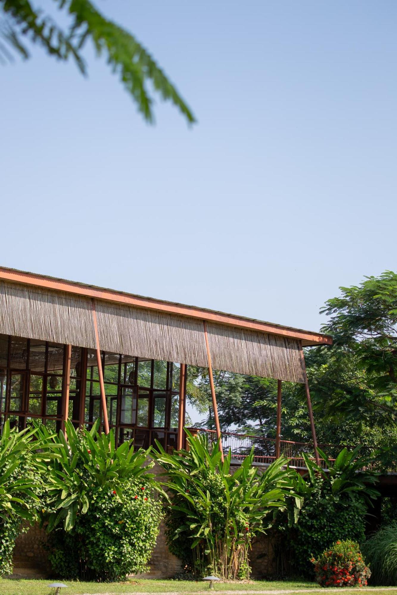 Sanctuary Chitwan National Park Hotell Exteriör bild